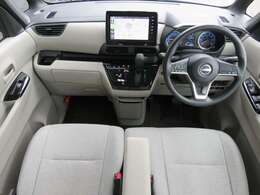 フロントシートはベンチシートタイプなので、足元も広く、助手席へも簡単に移動できます。