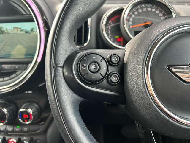 LIBERALAは輸入車と本を愛される方々に少しだけ上質な時間が過ぎていくように、落ち着きのある空間をご用意しております。あなたにぴったりな少しハイセンスな図書館に遊びにいらしてください。