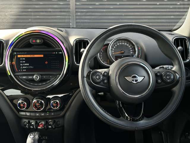 ご来場が難しいお客様でもご安心下さい、店頭在庫でしたらテレビ電話などを使いお車の詳細をご説明させて頂く事も可能でございます。当店スタッフが真心込めてご対応させて頂きます。