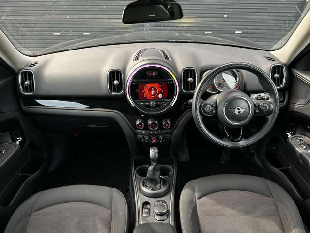 LIBERALAでは多種多様の車種をご用意させていただいております。お客様がご納得いくまで、そのお車の持つ特性を五感すべてで感じ取っていただける場をご提供します。