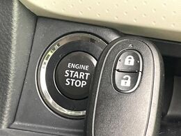 【キーレススタートシステム】カバンやポケットに入れたままでもドアの施錠・解錠が可能なスマートキーを装備。エンジンのオン・オフ時もカギを取り出す必要が無いからとっても便利です♪