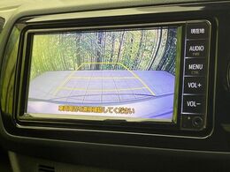 【バックカメラ】駐車時に後方がリアルタイム映像で確認できます。大型商業施設や立体駐車場での駐車時や、夜間のバック時に大活躍！運転スキルに関わらず、今や必須となった装備のひとつです！