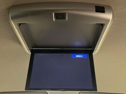 【フリップダウンモニター】家族や友人とお出かけする機会が多い方に大人気のフリップダウンモニター！大画面モニターで車内はエンタメ空間！退屈しがちな長距離ドライブも楽しい時間に変わります！