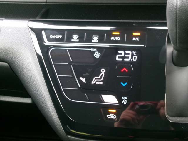 タッチパネル式のエアコンボタンです。操作性も良く、お掃除もさっとひと拭きです。