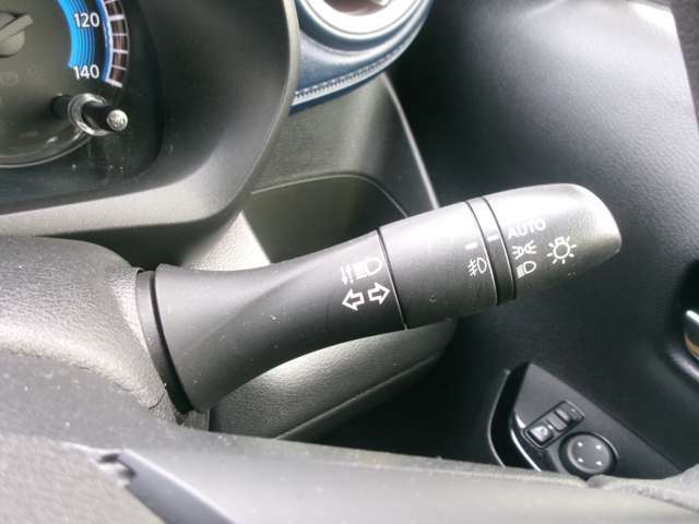 オートライトシステム搭載。トンネル内や夕暮れを感知して自動点灯します。