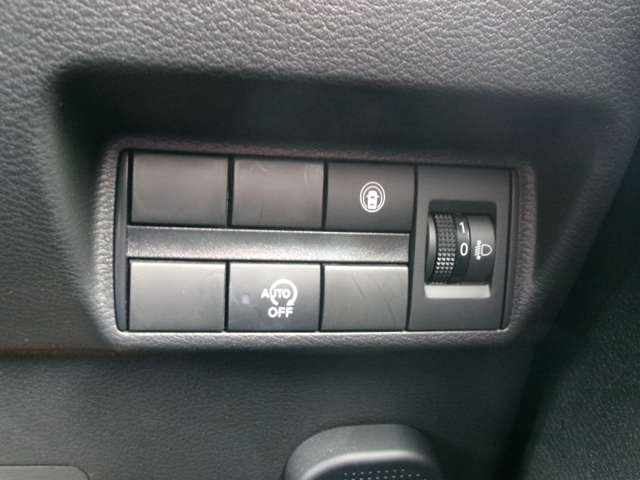 エマージェンシーブレーキは今や必需品！前方走行車との衝突の危険性が高まったとシステムが判断した場合に作動し、警告音を鳴らし、自動的に停車または減速して衝突回避や衝突被害を軽減します。