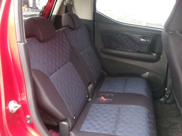 厚みのあるクッションとゆったりした座面で快適な座り心地のリアシート♪