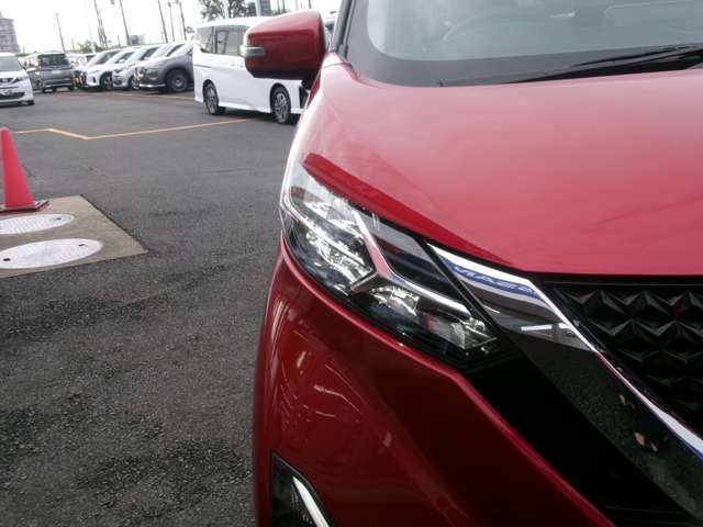 明るいライトが夜道を明るく照らしてくれます。運転中の道路状況が白色光で視認性が良くなり安心です。