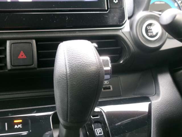 プッシュエンジンスタート機能付、ボタンひとつでエンジン始動ができます。