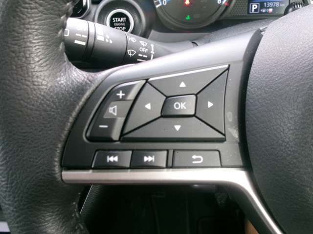 ステアリングスイッチ付きです♪ハンドルから手を放さずにオーディオ操作やメーターディスプレイ操作ができるので、安全です！