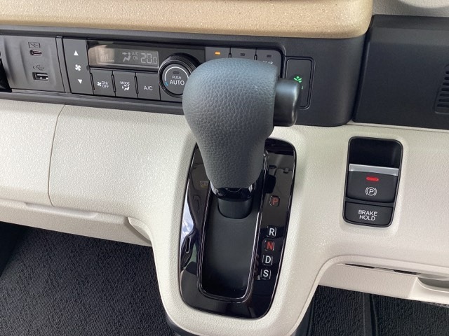 CVT車のセレクトレバーです。低速から高速まで、変速ショックのないスムーズな走りと、エンジン効率のよい領域を維持して燃費にも貢献します。サイドブレーキはスイッチ操作の電子制御パーキングブレーキです。