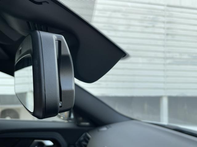 【ルームミラー一体型ETC】BMWといえばルームミラー一体型のETC。ドライバーから差し込めるかたちになっておりますので、差し忘れの際も慌てずにご利用いただけます。