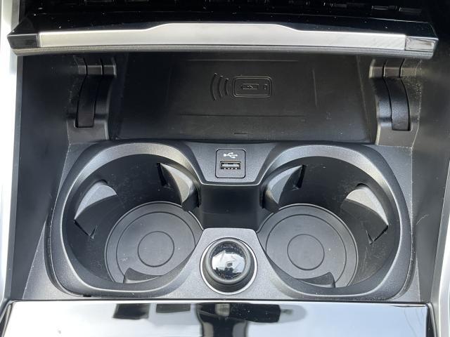 【ワイヤレスチャージ】携帯を置いておくだけで充電できます。アップルカープレイやBluetooth接続時でも充電は気にせず使用可能！