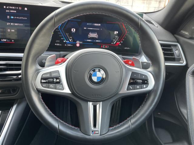 BMWのステアリングのリムは、一般的なものより少し太めにデザインされています。　これはタイヤやステアリングシャフトなどを介して伝わる路面からの入力を、しっかりと把握するためです。