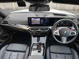 【カーブドディスプレイ】ドライバーに向かって湾曲した大型ディスプレイです。インフォメーションディスプレイとコントロールディスプレイが一体化しており、ドライバーの視覚的な操作性を向上させます