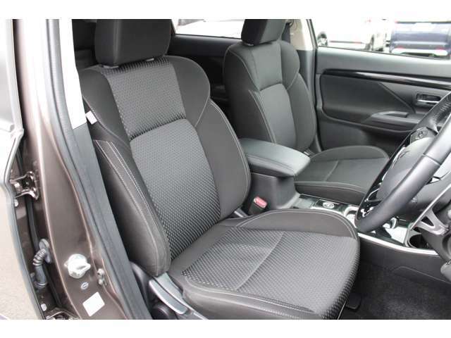 運転席にはレバーでシート高さを調節できるハイトアジャスターを装備☆、体格に合わせたシートポジションを設定できます。