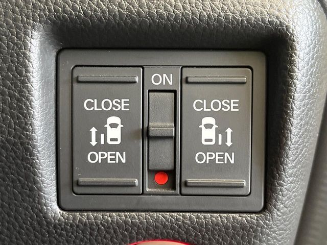 【両側パワースライドドア】スマートキーや運転席のスイッチで後席両側スライドドアの開閉が可能♪電動だから力を入れてドアを開ける必要が無く、小さなお子様でも簡単に開け閉めでき快適です♪