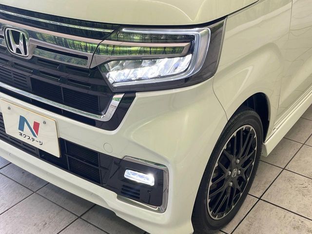 【LEDヘッドライト】悪天候や夜間走行時も良好な視界を確保し安心して運転できる高輝度LEDヘッドライトを装備！点灯速度が早く、消費電力も抑えられています。