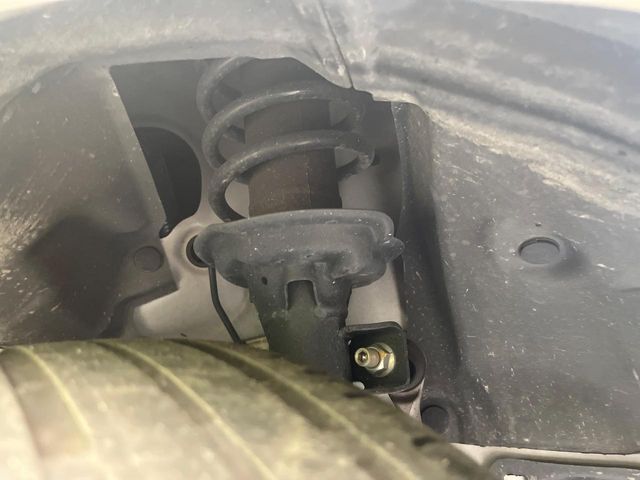 お車を安心してお乗りいただく為には、足回りの定期点検が欠かせません。サービスサポート（有償保証）では無料点検もご提供しており、安心のカーライフをお過ごしいただけるサポート体制が整っています。