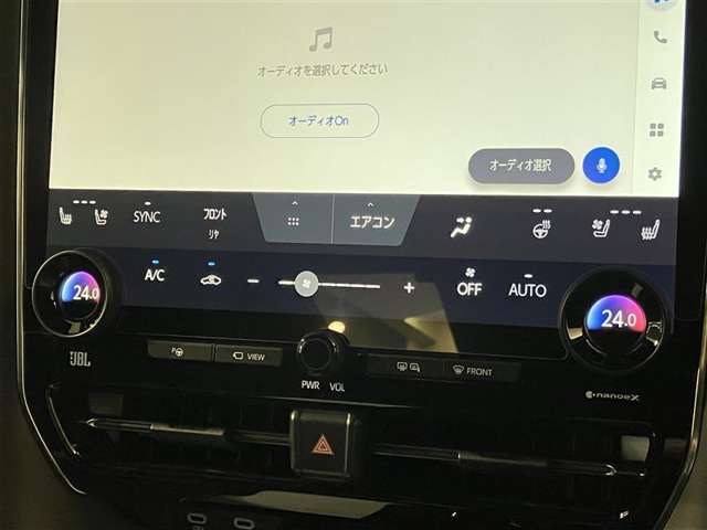 【オートエアコン】「AUTO」スイッチで車内の温度を一定に保ってくれるオートエアコン。快適装備の代名詞。もちろんマニュアル操作も可能ですよ。