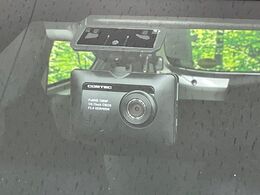 【ドライブレコーダー】安心・安全なカーライフに必須のドライブレコーダーを装備！走行中はもちろん、あおり運転や事故に遭遇した際の状況も映像で記録し、万一のリスクに備えます。