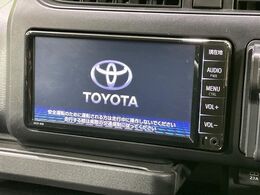 【純正ナビ】人気の純正ナビを装備しております。ナビの使いやすさはもちろん、オーディオ機能も充実！キャンプや旅行はもちろん、通勤や買い物など普段のドライブも楽しくなるはず♪