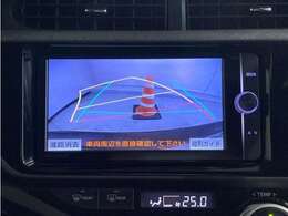 バックモニター付きです。車の後方に小型カメラが付いており、バックする際の後方の様子をモニター上に表示します。