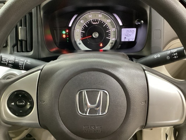 ステアリングスイッチがついていますので、オーディオのチャンネル変更、ボリューム、ジャンル変更が操作可能です。ハンドルから手を離さず安全に操作できます。