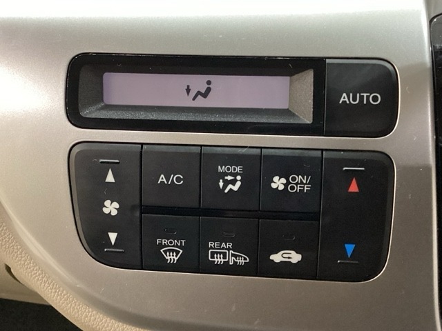 セレクトレバーの左側にオートエアコンがついてますので、簡単操作で快適に過ごせます。リア熱線のスイッチの中に、雪道に対応したサイドミラーヒーターも入っています。