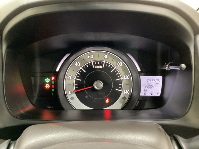 スピードメーターを大きく配した見やすいメーター部になっています。右側のインフォメーション画面でオドメーターや燃費などの情報を確認できます。