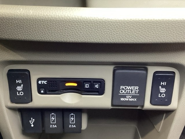 前席の左右別々のシートヒータースイッチが付いており、2段階で温度設定ができます。その間にETCとアクセサリーソケットが、下には充電可能なUSB端子が2個、外部入力用のUSB端子が1個ついています。