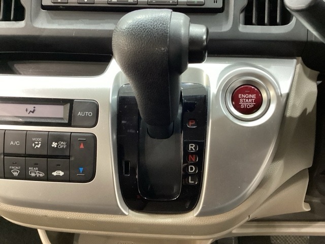 CVT車のセレクトレバーです。低速から高速まで、変速ショックのないスムーズな走りを実現するとともに、エンジン効率のよい領域を維持することで燃費にも貢献します。