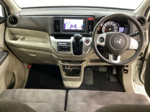 車内は光触媒抗菌消臭施工済です。インパネ周りはスタイリッシュなデザインです。グローブボックスやカップホルダーのほかにトレーなどたくさんの収納スペースが付いています。