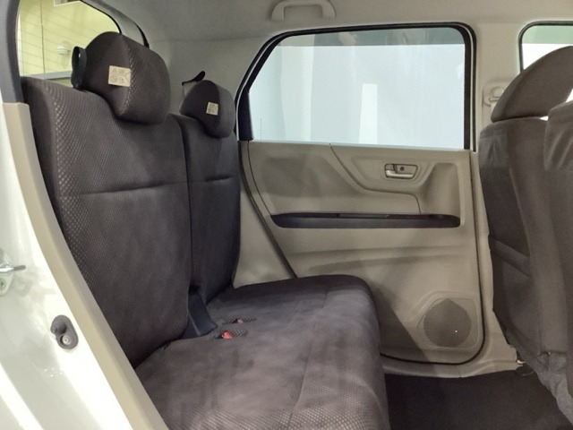 リアシートは前後にスライドが可能で、背もたれの角度調節もついています。お好みの位置でゆったりお乗りいただけます。座面の下には靴や傘などが置けるように大型のトレーがあります。