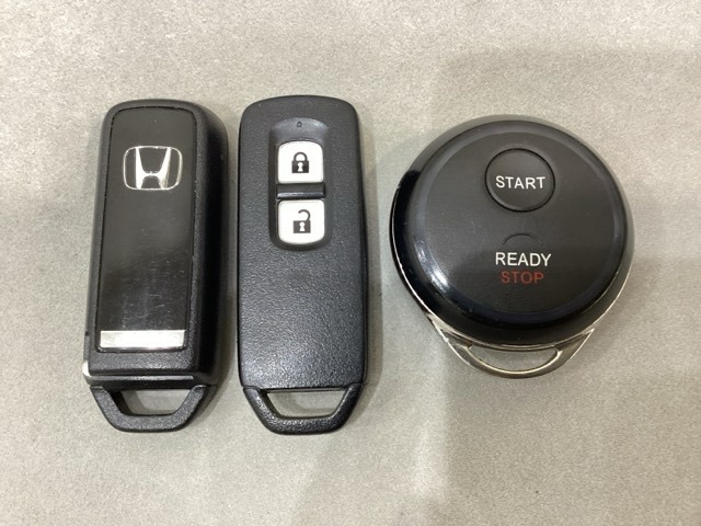 スマートキーを装備しています。鍵を差し込むことなくドアロックの開け閉めと、スタートボタン操作でのエンジンスタートができます。加えて、純正リモコンエンジンスターター用の操作キーもついています。
