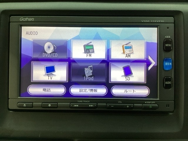 ナビゲーションはフルセグTV対応のGathers純正メモリーナビを搭載しています。Bluetoothオーディオ機能がありますので、スマートフォンなどの音楽も再生できます。