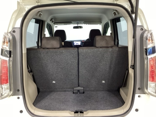 開口部も広く荷物の積み下ろしもしやすいお車となっております。シートを前方にスライドさせれば、さらに荷室を広げられます。また、床下にも収納スペースがあります。