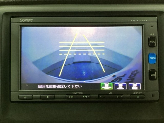 バックでの車庫入れも安心です！　リアカメラが付いているバックモニター付のナビを装備しております。操作線もついており距離感も画面から確認できます。