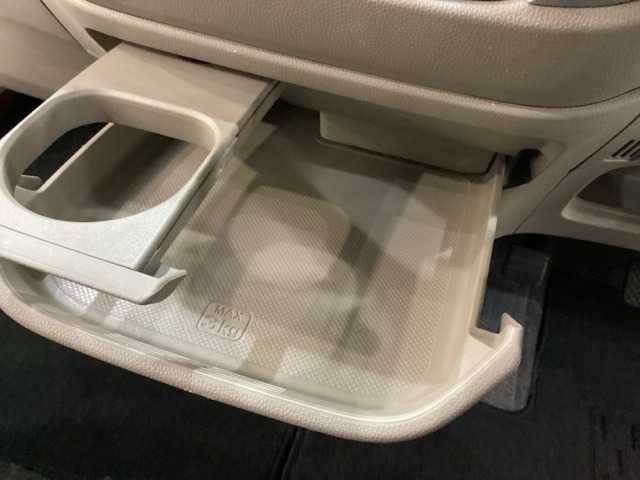 セレクトレバーの下にあるセンタートレイを引きだすと、トレイのほかにカップホルダーも引き出せます。