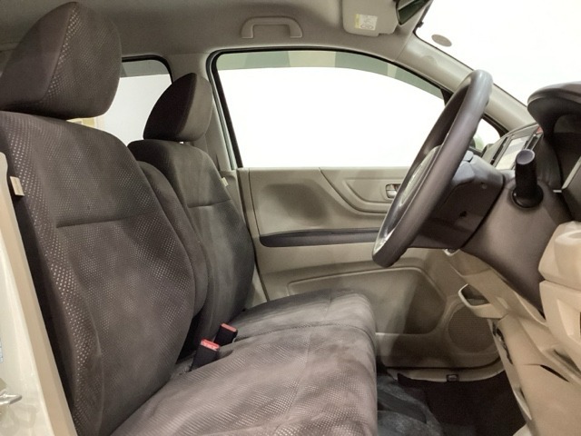 広い足元に肘掛けもついたゆったり座れるシートです。運転席と助手席の間が空いているため、助手席側への移動がスムーズです。交通量の多い道でも、助手席側から乗り降りができます。