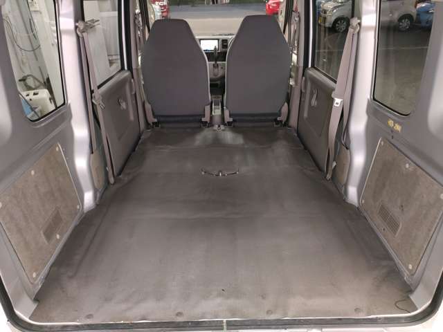 【雨の日も大丈夫】　雨の日は中古車は選びにくいですよね。でも当店なら安心。電話予約を頂ければ屋根下へ移動しておきます。雨でもじっくりご覧いただけますヨ(^^)v