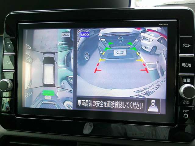 空から見下ろすような視点で、スムースな駐車と安全確認をサポートします。