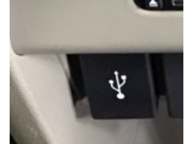 USB入力端子ついてます。USBメモリを接続して音楽ファイル、画像ファイル、動画ファイルなどをナビ画面で楽しめます　※一部のディスプレイオーディオ、CDチューナーの場合は音楽ファイルのみとなります