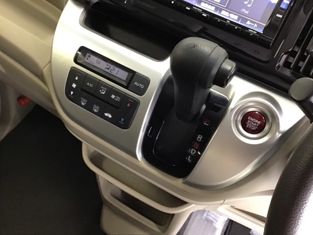 発進時から滑らかに加速する無段階変速のCVTはストップ/ゴーの多い街の中も快適です