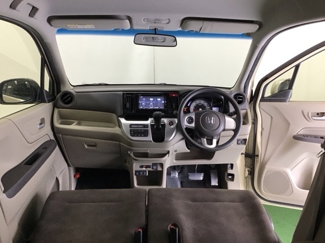 パーキングブレーキはフット式なので運転席と助手席の間はすっきり、移動も楽々です。さっと手が届く位置にATセレクトレバーやエアコンスイッチなどがあり操作性に優れています