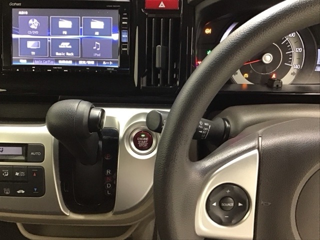 ホンダ純正メモリーナビ搭載なので、遠方へのドライブもお任せ下さい！ステアリング左手側にオーディオ関連のコントロールスイッチを配置しています。操作時は視線を逸らすことなく運転に集中できます