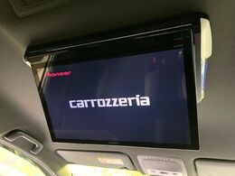 【13型フリップダウンモニター】大画面モニターで後席でもエンタメをお楽しみいただけます。小さなお子様にも大人気の装備です♪