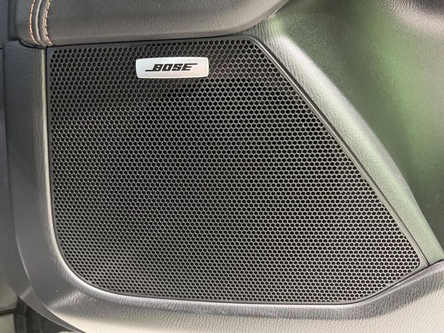 【BOSEサウンドシステム】メーカーオプションの高品位サウンドシステムを搭載。専用のチューニングが施された大小様々なスピーカーから良質なサウンドが奏でられ、臨場感あふれる音響空間を演出します。
