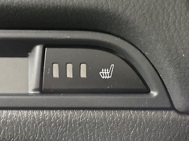 【シートヒーター】寒い日に重宝するシートヒーター！エアコンより早く温まってくれるので寒がりの人も安心ですね♪エアコンの温風は乾燥するから苦手、という方にもをおすすめです。