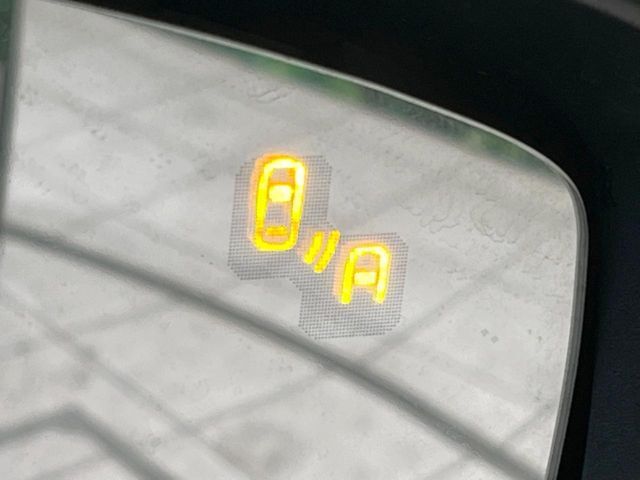 【ブラインドスポットモニタリング】走行中、ドアミラーの死角になりやすい箇所に後続車が接近するとサイドミラー付近に警告を表示、ドライバーに注意喚起をしてくれます。